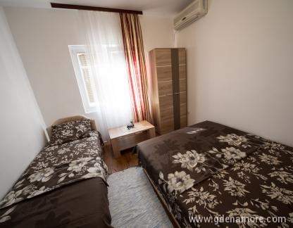 Apartmani Pavićević Tivat, Trokrevetna soba sa zajedničkim kupatilom, privatni smeštaj u mestu Tivat, Crna Gora - Izgled trokrevetne sobe